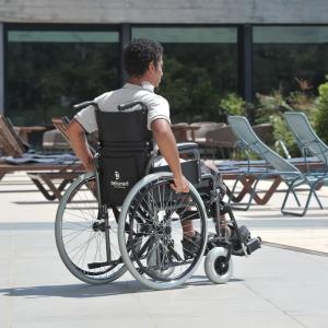 Cadeira De Rodas D400 Raiada Dobr�vel Pneu Anti Furo At� 120kg Dellamed - Foto 16